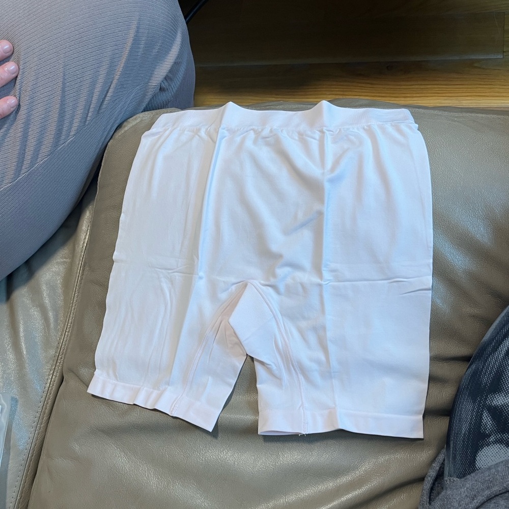 Thigh Society women’s pink shape wear 7” inseam - Picture 2 of 4